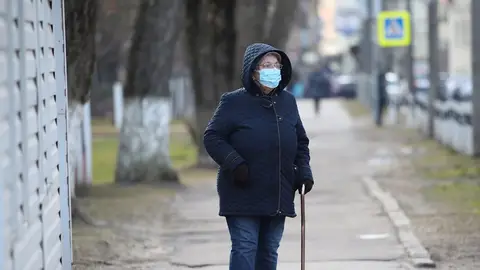 Mujer con mascarilla en plena alerta por coronavirus Mujer con mascarilla en plena alerta por coronavirus