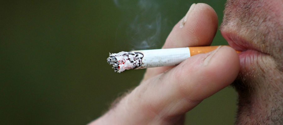 Persona fumando. Persona fumando.