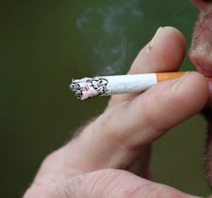 Persona fumando. Persona fumando.