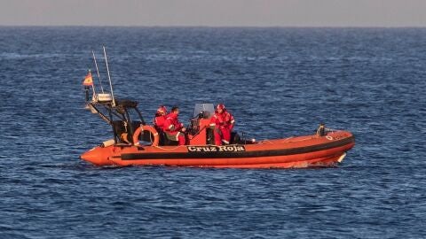Imagen de miembros de la Cruz Roja participando en las labores de b&uacute;squeda del piloto en La Manga