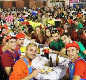 Imatge de les penyes durant el sopar de germanor en la plaça Major. Imatge de les penyes durant el sopar de germanor en la plaça Major.