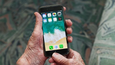 La desternillante historia de una abuela con los audios de whatsapp en el grupo familiar