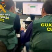 Agentes de la Guardia Civil durante la investigación en la "Operación Encaleta"