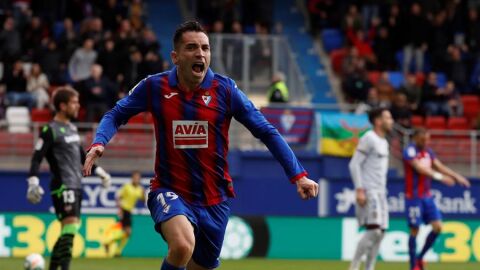 Charles celebra uno de sus goles con el Eibar.