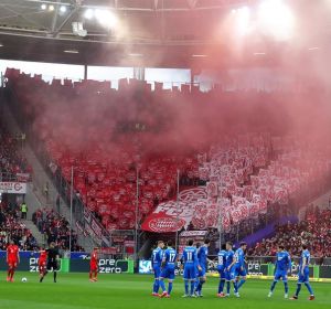 Interrumpido el Hoffenheim-Bayern por insultos contra el dueño de los locales. Interrumpido el Hoffenheim-Bayern por insultos contra el dueño de los locales.