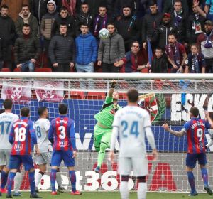 Yoel despeja un balón frente al Levante Yoel despeja un balón frente al Levante