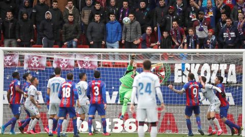 Yoel despeja un bal&oacute;n frente al Levante