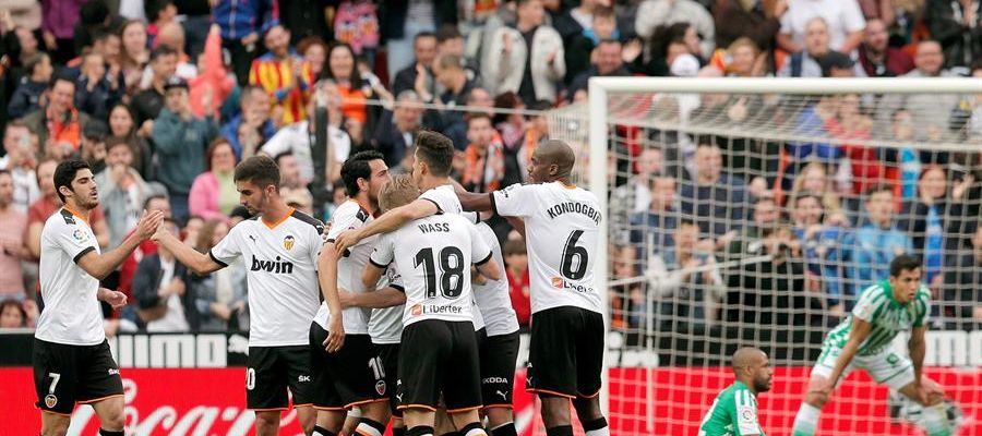 Los futbolistas del Valencia celebran un gol en Mestalla. Los futbolistas del Valencia celebran un gol en Mestalla.