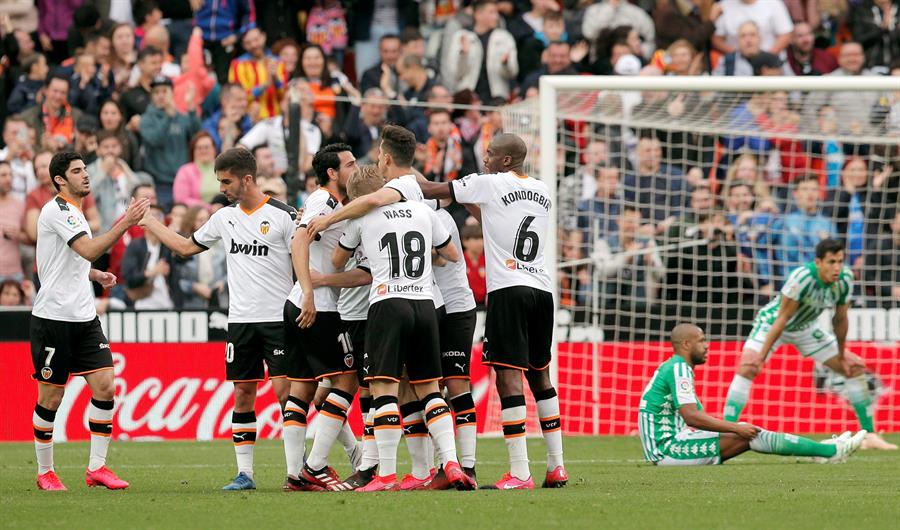 El Valencia saca un empate en casa que sabe a poco El Valencia saca un empate en casa que sabe a poco