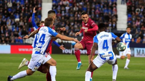 Lucas P&eacute;rez remata en el partido frente al Legan&eacute;s.