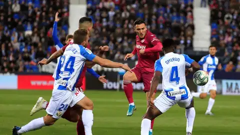 Lucas Pérez remata en el partido frente al Leganés. Lucas Pérez remata en el partido frente al Leganés.