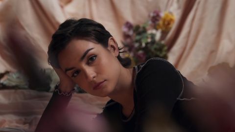 Natalia Lacunza en el videoclip de 'algo duele m&aacute;s'