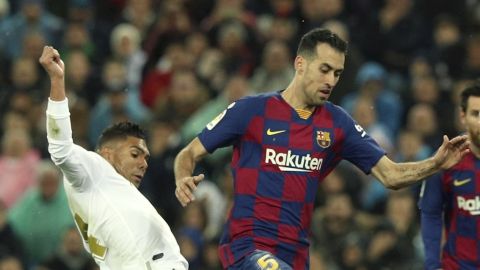 Sergio Busquets pelea un bal&oacute;n con Casemiro