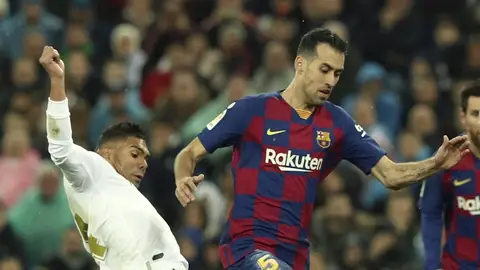 Sergio Busquets pelea un balón con Casemiro Sergio Busquets pelea un balón con Casemiro