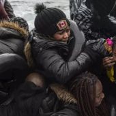 Imagen de migrantes llegando a Lesbos desde Turquía.