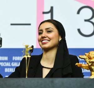 La actriz Baran Rasoulof sostiene el teléfono con la imagen de su padre, el cineasta iraní Mohammad Rasoulof La actriz Baran Rasoulof sostiene el teléfono con la imagen de su padre, el cineasta iraní Mohammad Rasoulof