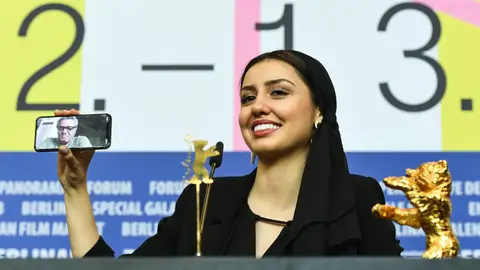 La actriz Baran Rasoulof sostiene el teléfono con la imagen de su padre, el cineasta iraní Mohammad Rasoulof El director, ganador del Oso de Oro por 'There is no evil', no ha podido viajar a Berlín por la pena impuesta por el régimen iraní