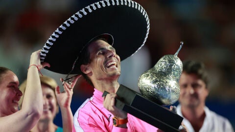 Rafa Nadal, con el trofeo del torneo de Acapulco