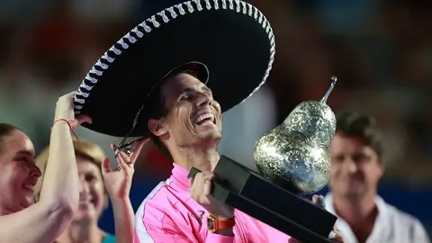 Rafa Nadal, con el trofeo del torneo de Acapulco Rafa Nadal, con el trofeo del torneo de Acapulco