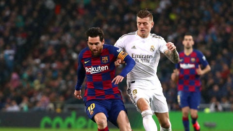 Messi encara la porter&iacute;a del Real Madrid ante la defensa de Kroos.