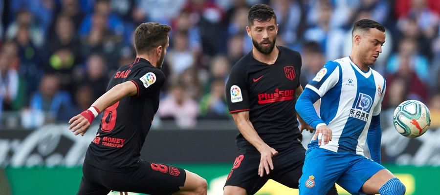 Raúl de Tomás intenta controlar el balón ante la defensa de Saúl y Felipe. Raúl de Tomás intenta controlar el balón ante la defensa de Saúl y Felipe.