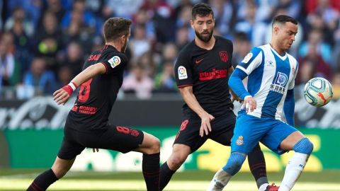 Ra&uacute;l de Tom&aacute;s intenta controlar el bal&oacute;n ante la defensa de Sa&uacute;l y Felipe.