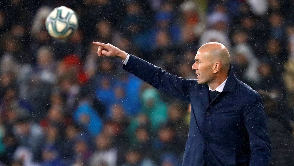 Zinedine Zidane en el Clásico contra el FC Barcelona