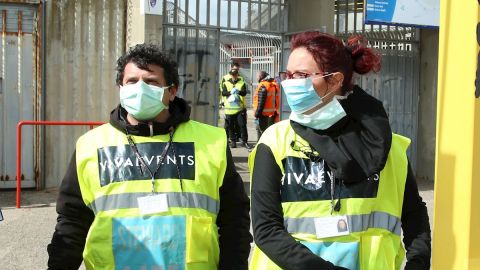 Varias personas con equipos de seguridad frente al coronavirus en Italia