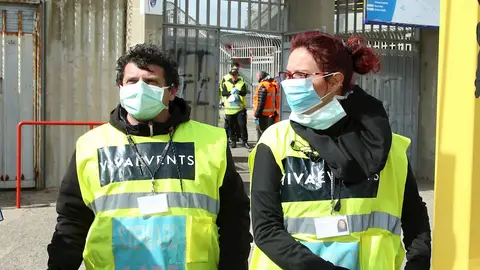Varias personas con equipos de seguridad frente al coronavirus en Italia Varias personas con equipos de seguridad frente al coronavirus en Italia