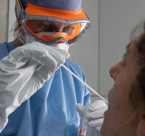 Un sanitario toma muestras a un paciente Un sanitario toma muestras a un paciente