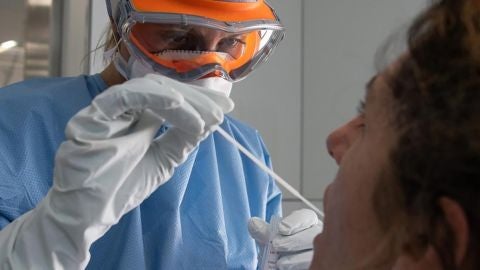 Un sanitario toma muestras a un paciente