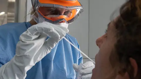 Un sanitario toma muestras a un paciente Un sanitario toma muestras a un paciente