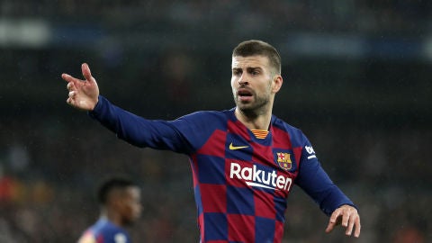 Gerard Piqu&eacute; protesta una acci&oacute;n en el Santiago Bernab&eacute;u