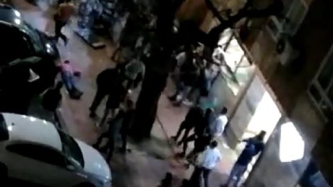 Momento de la pelea tumultuaria donde se puede ver al herido grave tendido en el suelo
