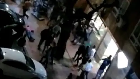 Momento de la pelea tumultuaria donde se puede ver al herido grave tendido en el suelo Momento de la pelea tumultuaria donde se puede ver al herido grave tendido en el suelo