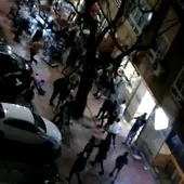 Momento de la pelea tumultuaria donde se puede ver al herido grave tendido en el suelo Momento de la pelea tumultuaria donde se puede ver al herido grave tendido en el suelo