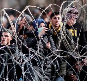 Miles de refugiados sirios se agolpan en la frontera turco-griega entre agresiones de policías y grupos ultraderechistas Miles de refugiados sirios se agolpan en la frontera turco-griega entre agresiones de policías y grupos ultraderechistas