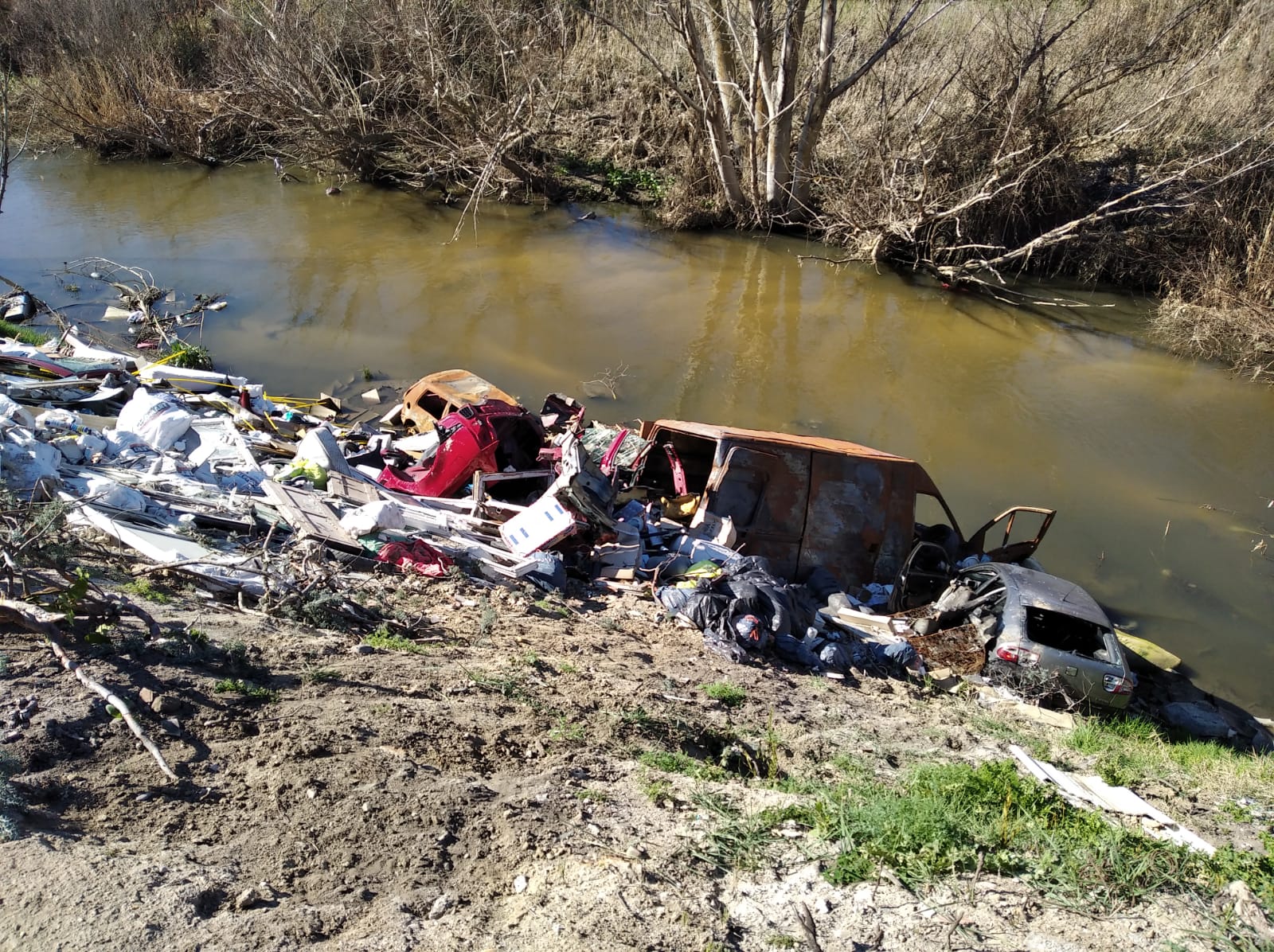La basura se desborda en el río Guadarrama La basura se desborda en el río Guadarrama