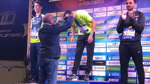 Manuel Baltar, entregando medallas Manuel Baltar, entregando medallas