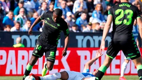 El centrocampista portugu&eacute;s William Carvalho del Real Betis y el centrocampista Jos&eacute; Luis Garc&iacute;a del Pozo del CD Legan&eacute;s, disputan el bal&oacute;n durante un partido