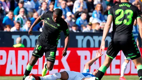 El centrocampista portugués William Carvalho del Real Betis y el centrocampista José Luis García del Pozo del CD Leganés, disputan el balón durante un partido El centrocampista portugués William Carvalho del Real Betis y el centrocampista José Luis García del Pozo del CD Leganés, disputan el balón durante un partido