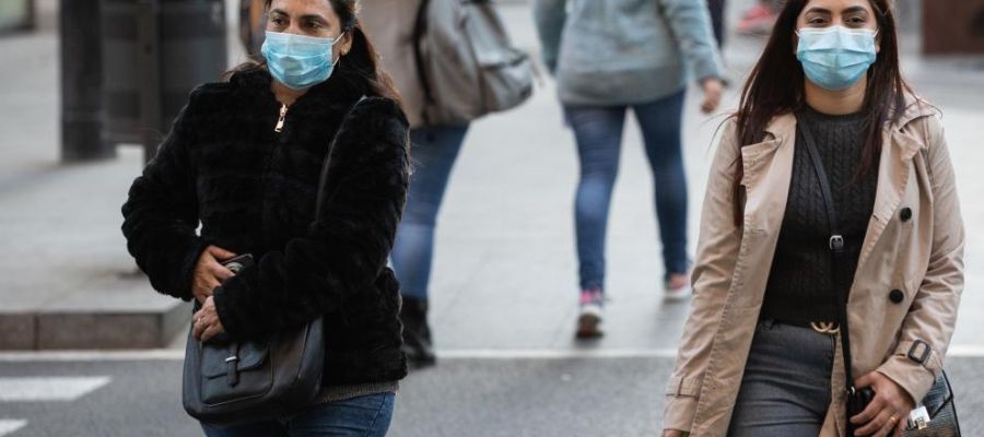 Personas con mascarillas para protegerse del coronavirus. Personas con mascarillas para protegerse del coronavirus.