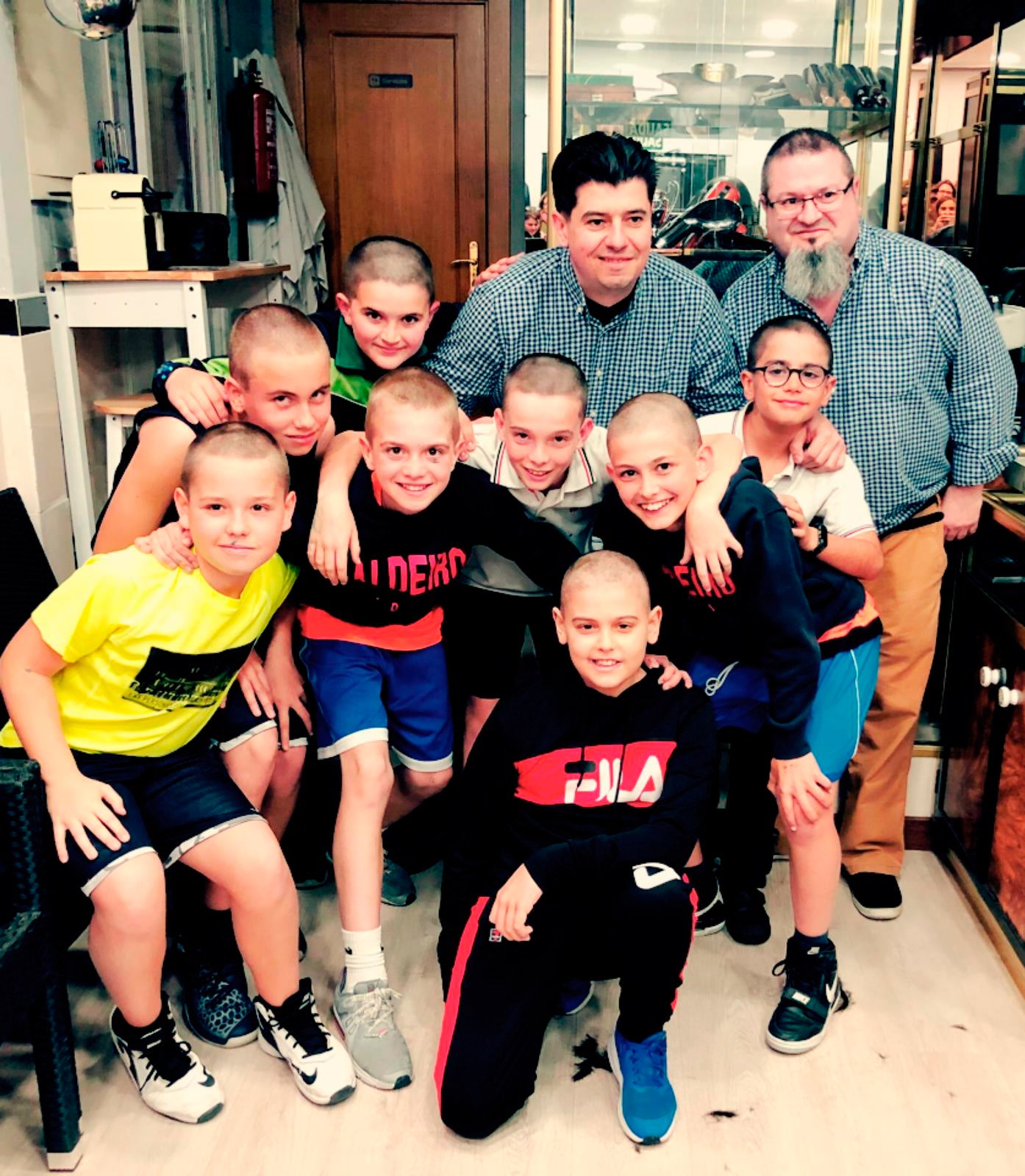 Chema, el peluquero que rapó a los niños: "Esto no está pagado, esta historia te emociona" Chema, el peluquero que rapó a los niños: "Esto no está pagado, esta historia te emociona"