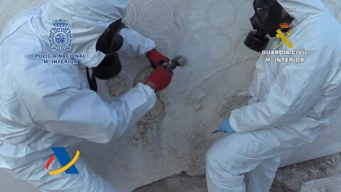 Agentes de los cuerpos y seguridad junto a una de las piezas de m&aacute;rmol incautadas.