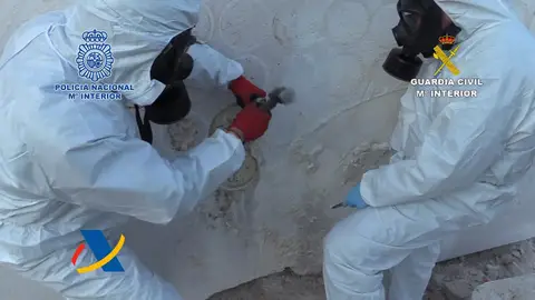 Agentes de los cuerpos y seguridad junto a una de las piezas de mármol incautadas. Agentes de los cuerpos y seguridad junto a una de las piezas de mármol incautadas.