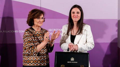 La vicepresidenta del Gobierno, Carmen Calvo, y la ministra de Igualdad, Irene Montero