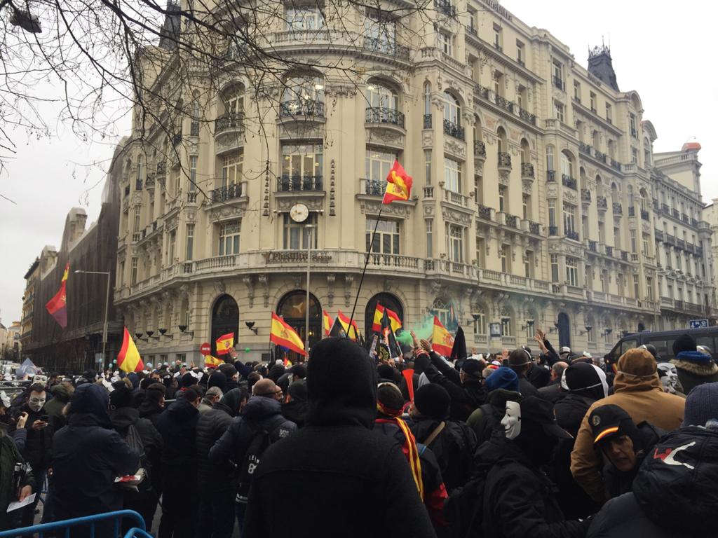 Cientos de policías y guardias civiles rodean el Congreso por el veto del Gobierno a la equiparación salarial Cientos de policías y guardias civiles rodean el Congreso por el veto del Gobierno a la equiparación salarial