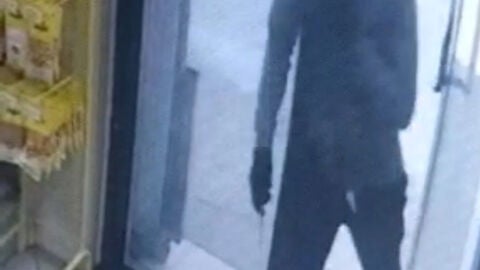 Uno de los detenidos perpetrando un robo