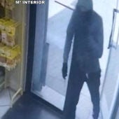 Uno de los detenidos perpetrando un robo