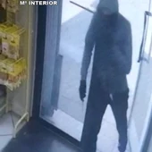 Uno de los detenidos perpetrando un robo Uno de los detenidos perpetrando un robo